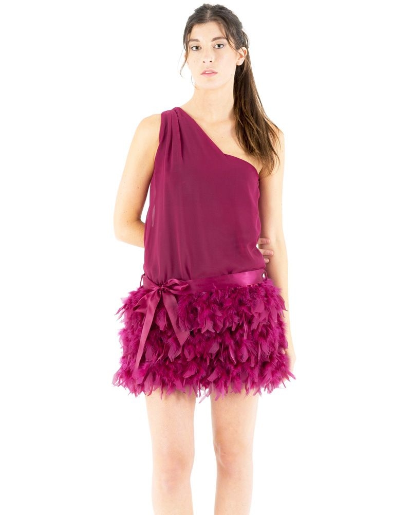 vestido granate plumas modelo